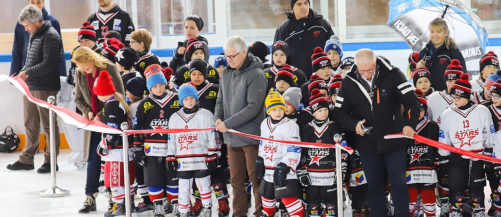 Um Punkt 12 Uhr versammelten sich die Gemeinderäte und die Kinder, um das Band durchzuschneiden.
