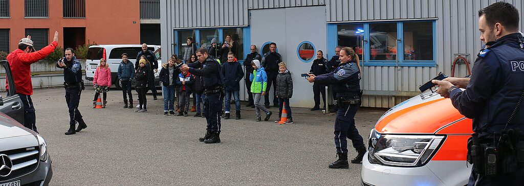 Am Zukunftstag demonstrierten die Polizisten der Regionalpolizei Wettingen-Limmattal eine Festnahme.Melanie Bär
