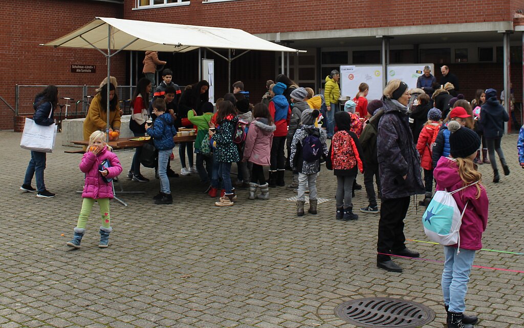 In der grossen Pause verteilen Lehrpersonen ein gesundes Znüni für die rund 600 Kinder und Jugendlichen. Rahel Bühler
