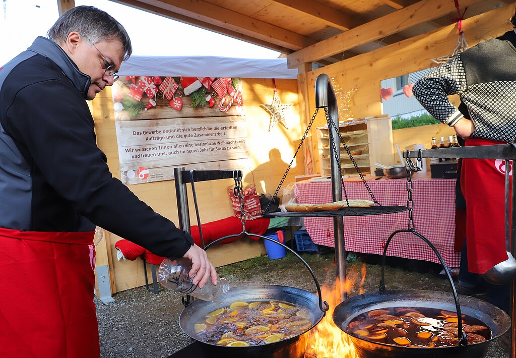 Beim Gewerbeverein gibts Glühwein, Apfelpunsch und Knoblibrot.