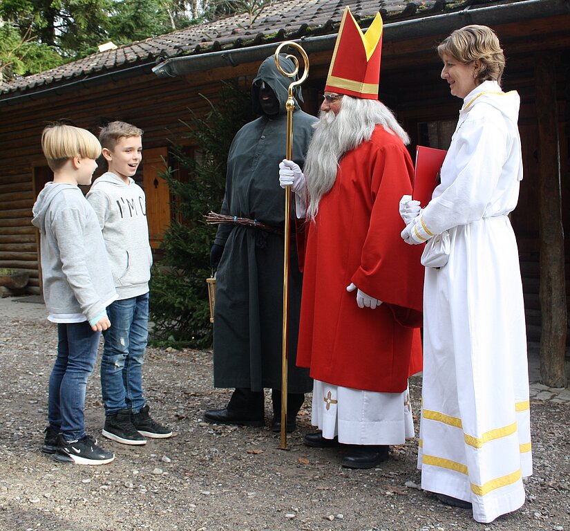 Dienerin, Samichlaus und Schmutzli mit den Geschwistern Elena und Danilo.