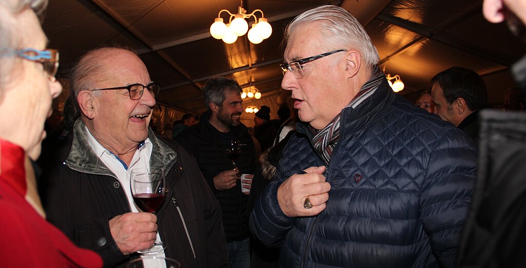 Gut besuchter Neujahrsapéro: Gemeindeammann Roland Kuster (rechts) im Gespräch mit Altgemeindeammann und Ehrenbürger Karl Frey. Fotos: Carolin Frei
