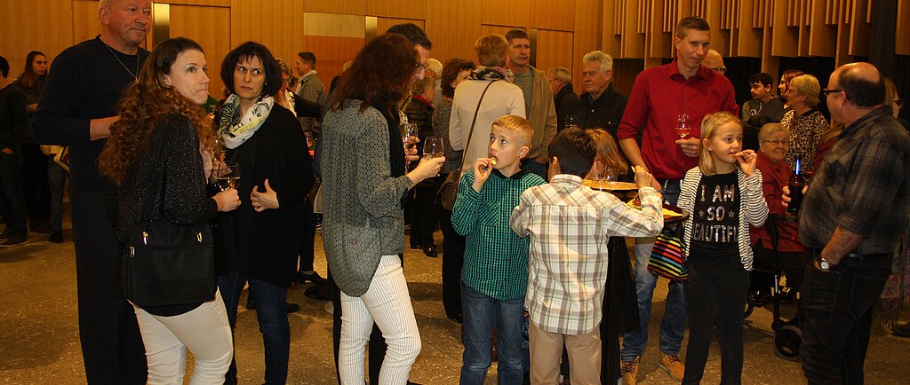 Gross und Klein in der Aula am Neujahrsapéro.Sibylle Egloff
