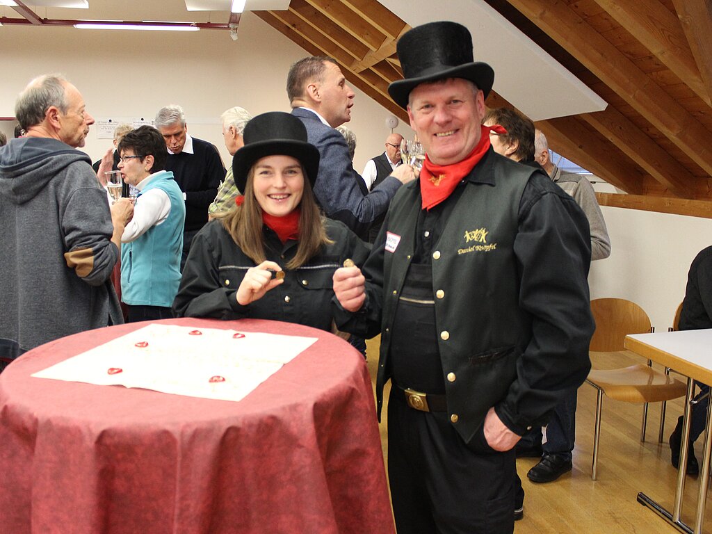 Erstmals organisierte der Frauenturnverein den Apéro. Hier sind Ramona Kreuzmann und Andrea Meier am Buffet.