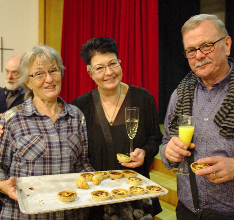 Rös Rohner, Gemeinderätin Doris Schmid und Hans Lang lassen sich die Käseküchlein schmecken. Rahel Bühler

