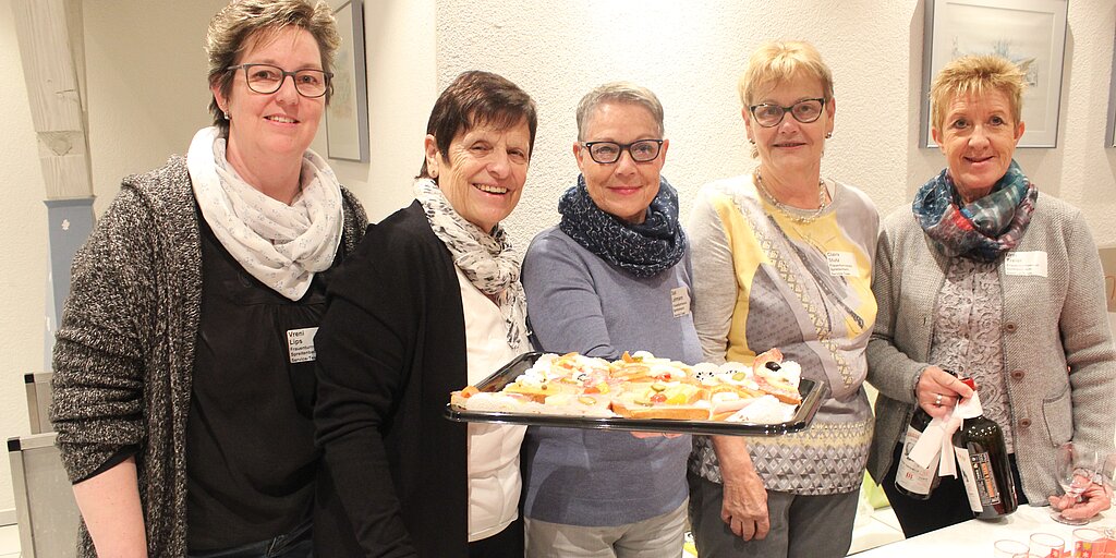 Heuer ist die Frauenriege Spreitenbach für das Servieren des Apéros zuständig.
