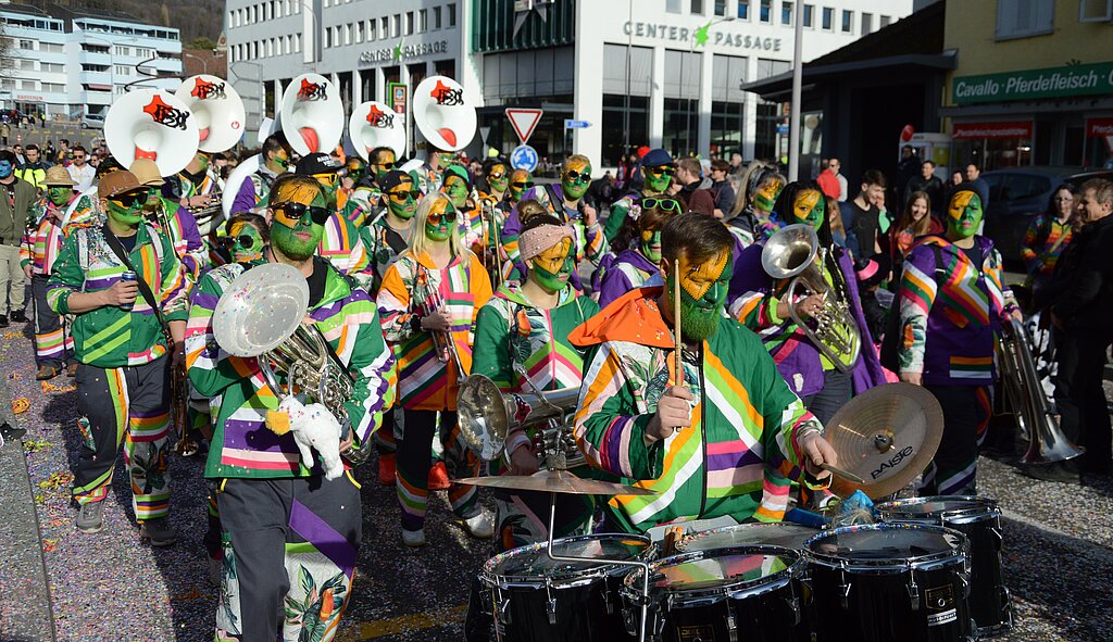 Die Räbeschläcker aus Wettingen bilden das Ende des Umzugs.
